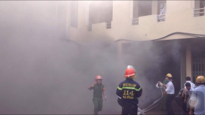 Kh&oacute;i đen d&agrave;y đặc ph&iacute;a trong t&ograve;a nh&agrave; Ng&acirc;n h&agrave;ng Agribank H&agrave; Tĩnh.