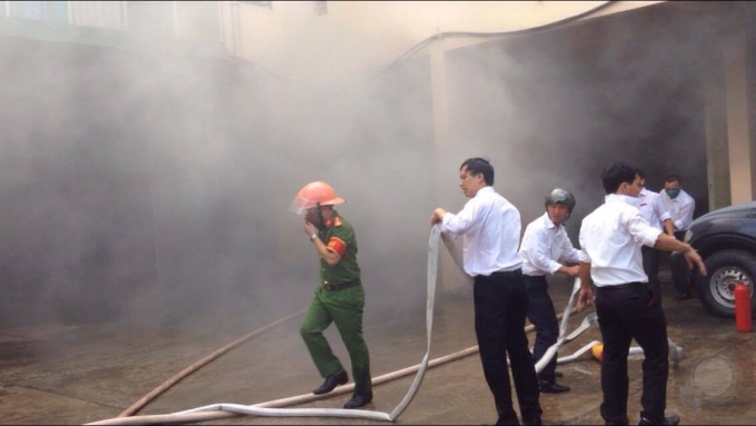 Nh&acirc;n vi&ecirc;n Ng&acirc;n h&agrave;ng c&ugrave;ng với lực lượng chữa ch&aacute;y nhanh ch&oacute;ng dập lửa, khống chế đ&aacute;m ch&aacute;y.