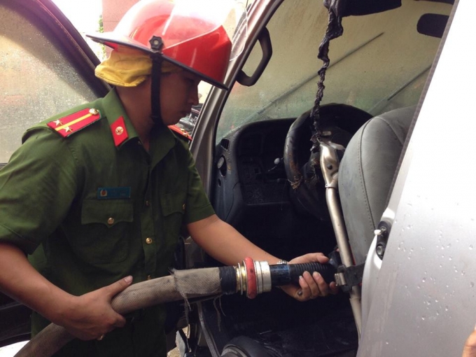 Sau 30p, lực lượng PCCC C&ocirc;ng an H&agrave; Tĩnh đ&atilde; kiểm so&aacute;t được đ&aacute;m ch&aacute;y khiến h&agrave;ng trăm người hoảng loạn