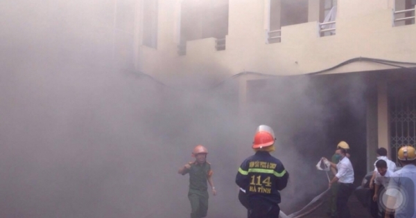 Cháy xe 16 chỗ khiến hàng trăm người trong ngân hàng hoảng loạn