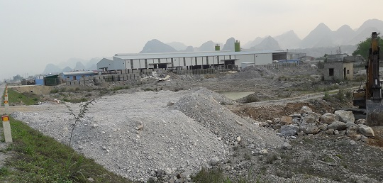 Phần san lấp của hộ &ocirc;ng L&ecirc; Văn Đức gi&aacute;p với nh&agrave; m&aacute;y gạch kh&ocirc;ng nung của C&ocirc;ng ty Bata.