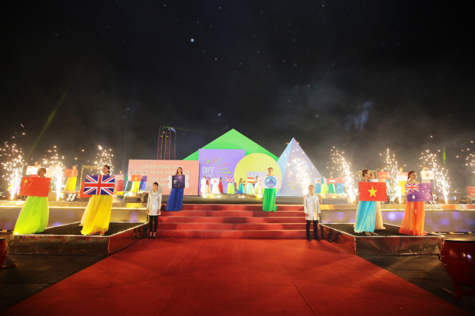 Ban tổ chức sẽ c&ocirc;ng bố 3 đội c&oacute; điểm thi cao nhất lọt v&agrave;o đ&ecirc;m chung kết với chủ đề Mộc v&agrave;o tối 24/6.