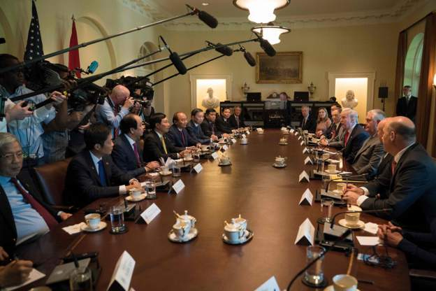 Thủ tướng Nguyễn Xu&acirc;n Ph&uacute;c v&agrave; Tổng thống Donald Trump hội đ&agrave;m tại Nh&agrave; Trắng ng&agrave;y 31/5 (Ảnh: Reuters)