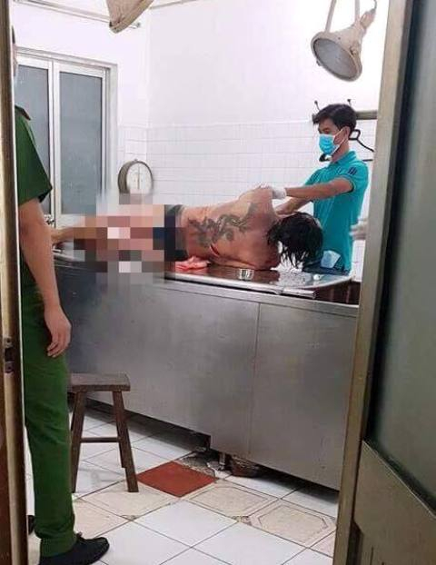 Lực lượng chức năng tiến h&agrave;nh kh&aacute;m nghiệm tử thi. (Ảnh: D&acirc;n Tr&iacute;)