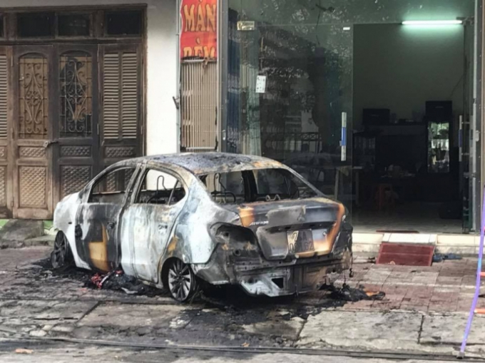 Do ghen tu&ocirc;ng, đối tượng đ&atilde; d&ugrave;ng xăng đốt ch&aacute;y rụi chiếc xe &ocirc; t&ocirc; của người t&igrave;nh.