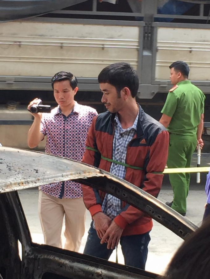 Đối tượng Tuấn thực nghiệm lại hiện trường vụ đốt xe.