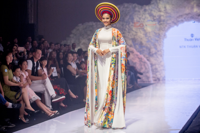 Trương Thị May rạng rỡ l&agrave;m vedette cho show diễn của Thuận Việt