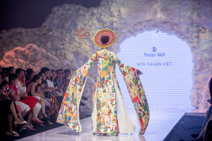 Trương Thị May rạng rỡ l&agrave;m vedette cho show diễn của Thuận Việt