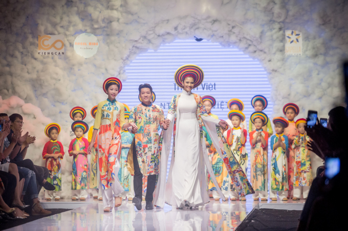 Trương Thị May rạng rỡ l&agrave;m vedette cho show diễn của Thuận Việt