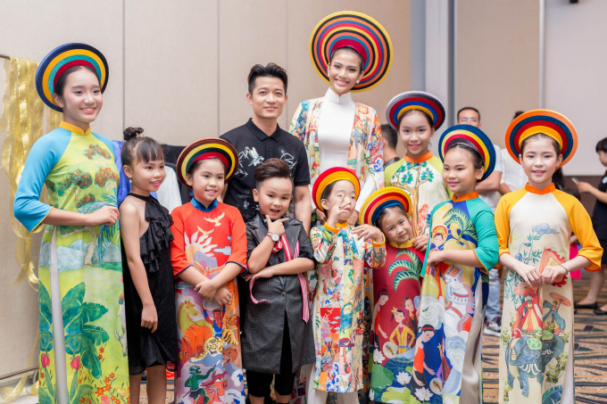 Trương Thị May rạng rỡ l&agrave;m vedette cho show diễn của Thuận Việt