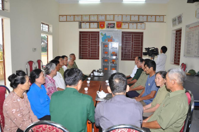 Hội vi&ecirc;n Chi Hội Cựu Chiến binh x&atilde; Quảng Kh&ecirc; vui mừng trước tủ s&aacute;ch mới. Ảnh: Ho&agrave;ng Văn Dũng