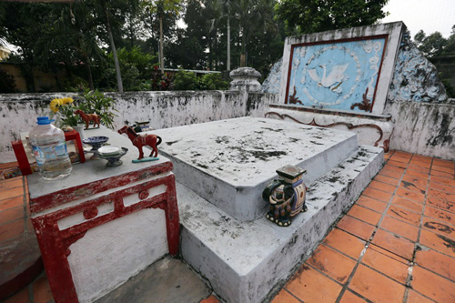 Mộ ch&iacute;nh của &ocirc;ng ở B&igrave;nh Định. V&igrave; kh&ocirc;ng đưa được thi thể của V&otilde; T&aacute;nh về Gia Định mai tang n&ecirc;n ch&uacute;a Nguyễn &Aacute;nh đ&atilde; tổ chức an tang &ocirc;ng tại Ph&uacute; Nhuận dưới h&igrave;nh thức &ldquo;mộ gi&oacute;&rdquo;. Phần mộ c&oacute; h&igrave;nh chữ nhật.. Ph&iacute;a sau mộ l&agrave; binh phong vẽ h&igrave;nh hạc, ngụ &yacute; v&otilde; tướng c&ocirc;ng cưỡi hạc về trời.