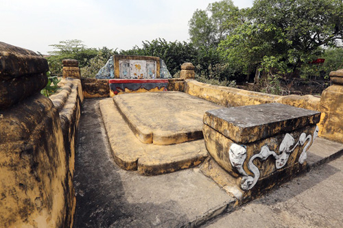 Quần thể mộ c&oacute; hai ng&ocirc;i mộ cổ từ thời vua Gia Long v&agrave; vua Tự Đức l&agrave; ng&ocirc;i mộ &ocirc;ng Triệt thanh hầu Phạm Quang Triệt v&agrave; mộ &ocirc;ng Phạm Duy Trinh.&nbsp;