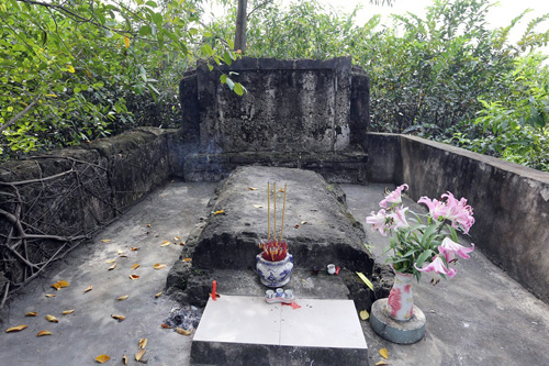 Quần thể mộ cổ n&agrave;y c&oacute; tuổi đời gần 200 năm. C&aacute;c cơ quan chức năng nhận định khu mộ cổ n&agrave;y nhiều khả năng l&agrave; nghĩa trang của họ Phạm bị hoang phế.