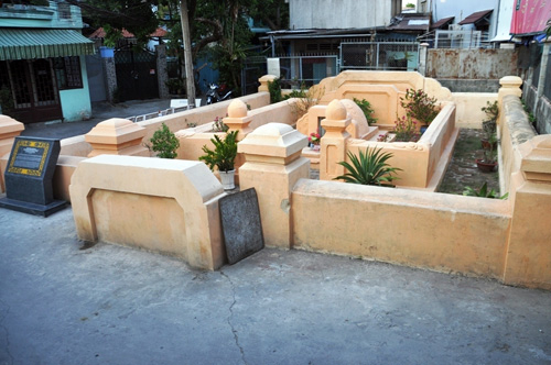 Nằm s&acirc;u trong con hẻm ngoằn ngo&egrave;o đường số 10 (phường Linh Chiểu, quận Thủ Đức) khu mộ đ&aacute; của &ocirc;ng Tạ Dương Minh đ&atilde; gần 130 năm tuổi.