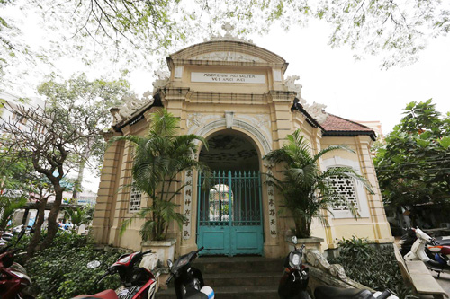 Khu nh&agrave; mồ nơi an nghỉ của cụ Trương Vĩnh K&yacute; (1837-1898) nằm tr&ecirc;n đường Trần Hưng Đạo, quận 5. Cụ Trương Vĩnh K&yacute; l&agrave; người Việt được vinh danh l&agrave; một trong 18 nh&agrave; th&ocirc;ng th&aacute;i thế giới.