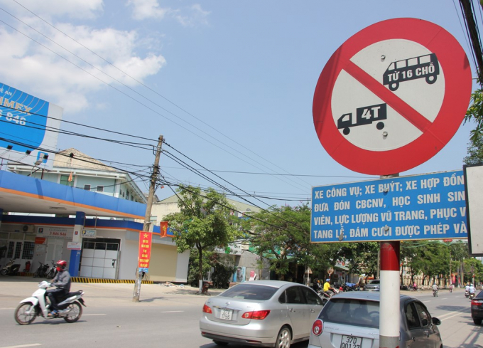 Theo Quyết định 70 những biển b&aacute;o cũ n&agrave;y đ&atilde; kh&ocirc;ng c&ograve;n hiệu lực những vẫn tồn tại tr&ecirc;n c&aacute;c tuyến đường TP Vinh.