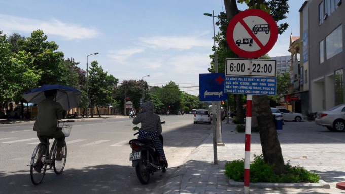 Việc những chiếc biển cấm đ&atilde; hết hiệu lực vẫn tồn tại g&acirc;y kh&oacute; khăn cho kh&ocirc;ng những t&agrave;i xế m&agrave; cả lực lượng chức năng l&agrave;m nhiệm vụ tr&ecirc;n c&aacute;c tuyến đường TP Vinh.