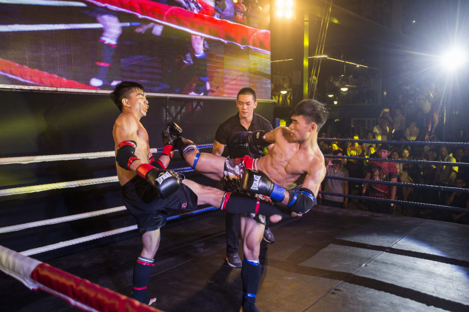 C&aacute;c v&otilde; sĩ sớm h&acirc;m n&oacute;ng nh&agrave; thi đấu bằng lối đ&aacute;nh nhiệt t&igrave;nh, m&aacute;u lửa.