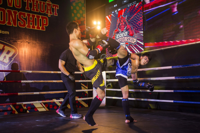 Một pha ra đ&ograve;n đẹp mắt của c&aacute;c v&otilde; sĩ tr&ecirc;n s&agrave;n đấu.