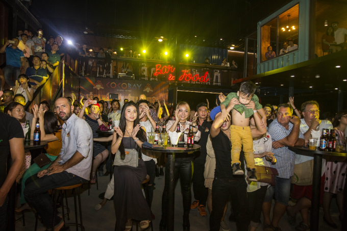 Kh&aacute;n giả TP HCM, H&agrave; Nội, Quảng Ninh, B&igrave;nh Định, Cần Thơ cũng c&oacute; cơ hội theo d&otilde;i chương tr&igrave;nh giải tr&iacute; v&otilde; thuật lớn nhất Việt Nam n&agrave;y.