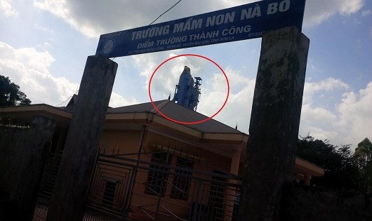 Trường học nằm s&aacute;t nh&agrave; m&aacute;y xi măng, ch&iacute;nh quyền chờ d&acirc;n kiện mới xử l&yacute;?