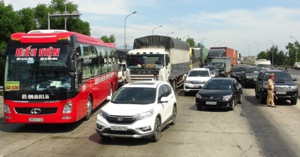 Người dân chặn xe phản đối thu phí Trạm BOT Quán Hàu