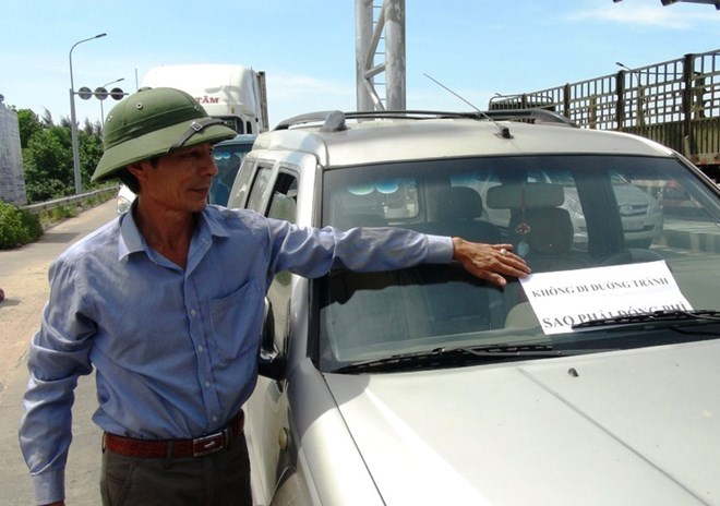 Nhiều &ocirc; t&ocirc; d&aacute;n băng giấy với d&ograve;ng chữ: &ldquo;D&acirc;n ch&uacute;ng t&ocirc;i kh&ocirc;ng đi đường tr&aacute;nh sao phải đ&oacute;ng ph&iacute;&rdquo; d&aacute;n trước k&iacute;nh xe để tỏ &yacute; phản đối.