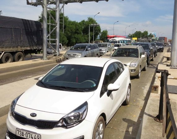 Nhiều người d&acirc;n đưa &ocirc; t&ocirc; đến chặn tại Trạm thu ph&iacute; Qu&aacute;n H&agrave;u v&agrave;o s&aacute;ng 1/6.