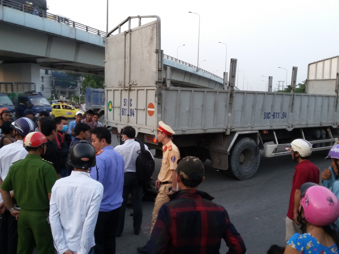 Nhiều người vậy quanh thi thể nạn nh&acirc;n.