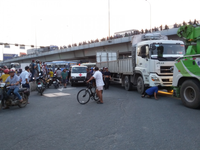 Xe cứu thương tới nhưng vẫn kh&ocirc;ng đưa được thi thể nạn nh&acirc;n đi.