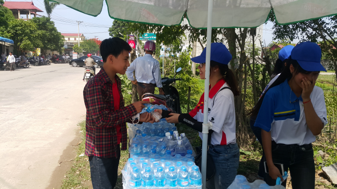 Điểm phục vụ nước uống miễn ph&iacute; cho th&iacute; sinh v&agrave; phụ huynh của một doanh nghiệp tr&ecirc;n địa b&agrave;n huyện Y&ecirc;n M&ocirc;.