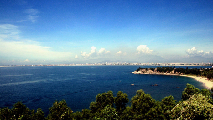 &nbsp;Sơn Tr&agrave; được mệnh danh l&agrave; &ldquo;vi&ecirc;n ngọc qu&yacute;&rdquo;, &ldquo;l&aacute; phổi xanh&rdquo; của th&agrave;nh phố biển với vẻ hoang sơ của những bờ biển d&agrave;i, uốn lượn, c&ugrave;ng hệ động thực vật đa dạng.&nbsp;