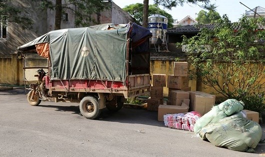Chiếc xe ba g&aacute;c c&ugrave;ng tang vật bị đưa về trụ sở c&ocirc;ng an l&agrave;m việc.