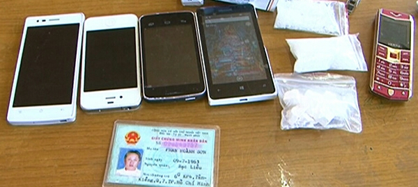 Cơ quan chức năng thu giữ to&agrave;n bộ số tang vật của đối tượng Phan Ho&agrave;nh Sơn.