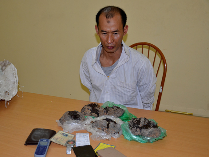 Đối tượng L&ecirc; T&uacute; Oanh c&ugrave;ng tang vật tại cơ quan c&ocirc;ng an. (Ảnh: b&aacute;o Điện Bi&ecirc;n Phủ)