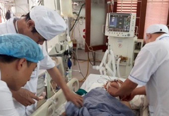 Nạn nh&acirc;n B&ugrave;i Thị Thu đang được cấp cứu tại bệnh viện.