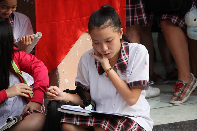 Th&iacute; sinh c&oacute; mặt tại điểm thi Trường THCS Đống Đa, quận B&igrave;nh Thạnh, TP HCM. (Ảnh: D&acirc;n tr&iacute;)