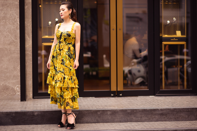 Thứ tư, người đẹp đổi gi&oacute; với v&aacute;y hoa kiểu d&aacute;ng corset sexy, mix sandals cao g&oacute;t đ&iacute;nh l&ocirc;ng.