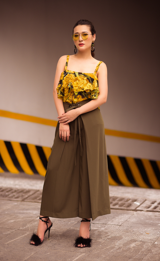 Thứ s&aacute;u, Th&ugrave;y Linh theo đuổi mốt quần quấn với &aacute;o b&egrave;o nh&uacute;n ở ngực. Người đẹp gợi &yacute; những c&ocirc; g&aacute;i c&oacute; v&ograve;ng một nhỏ nhắn n&ecirc;n chọn kiểu &aacute;o n&agrave;y, bởi phần xếp b&egrave;o bồng bềnh trước ngực c&oacute; t&aacute;c dụng ăn gian k&iacute;ch thước v&ograve;ng một, gi&uacute;p người mặc tr&ocirc;ng đầy đặn hơn. Để tăng điểm phong c&aacute;ch, Th&ugrave;y Linh mix th&ecirc;m k&iacute;nh phi c&ocirc;ng c&oacute; tr&ograve;ng mắt v&agrave;ng - mốt phụ kiện g&acirc;y sốt ở m&ugrave;a mốt năm ngo&aacute;i được nhiều ng&ocirc;i sao săn l&ugrave;ng.