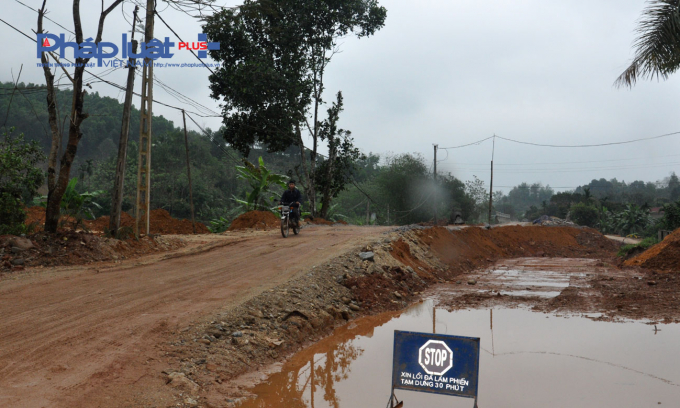 Đoạn đường thi c&ocirc;ng 3 năm nhưng đến nay vẫn dở dang, người d&acirc;n sống dọc QL 279 đi lại cực kỳ kh&oacute; khăn.