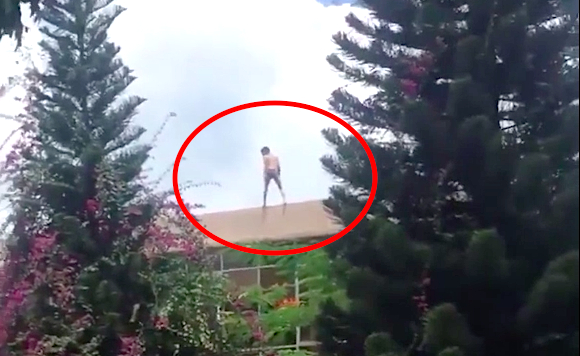 Nam thanh ni&ecirc;n cố thủ tr&ecirc;n n&oacute;c nh&agrave; 3 tầng của trụ sở C&ocirc;ng an TP Bảo Lộc ( ảnh cắt từ clip)