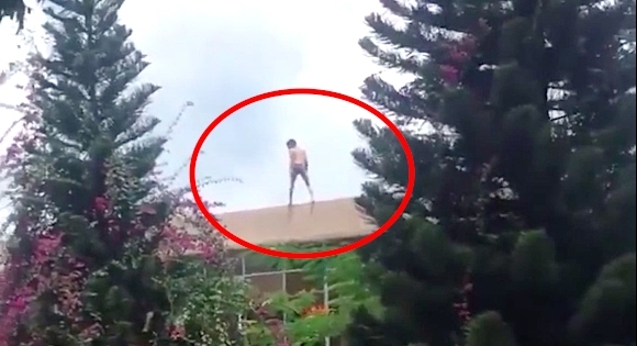 Lấy mẫu giám định thanh niên nhảy lầu tử vong tại trụ sở Công an TP Bảo Lộc