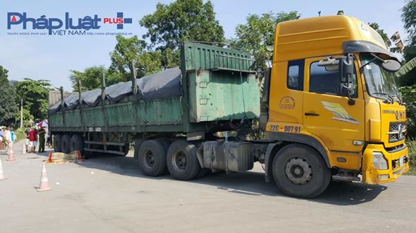 Xe c&oacute; dấu hiệu qu&aacute; tải, lấy đ&agrave; rẽ tr&aacute;i vượt dốc (Ảnh: Tiến Vũ)