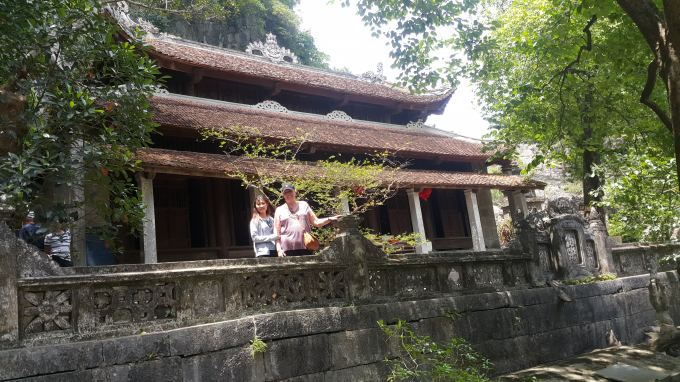 C&aacute;ch TP Ninh B&igrave;nh khoảng gần 10km, ch&ugrave;a B&iacute;ch Động nằm ở x&atilde; Ninh Hải, huyện Hoa Lư (Ninh B&igrave;nh). Ngo&agrave;i ra ch&ugrave;a c&ograve;n c&oacute; t&ecirc;n kh&aacute;c l&agrave;