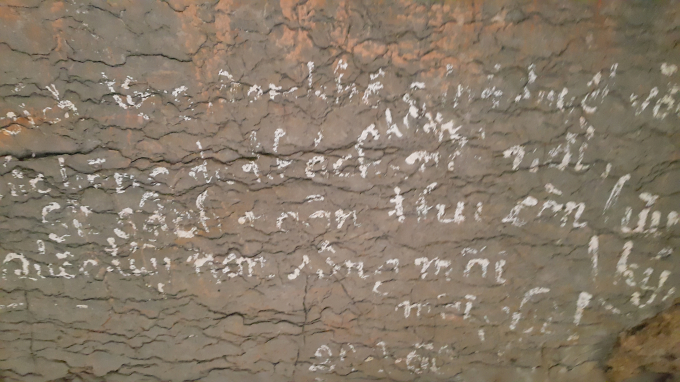 Động tối l&agrave; động ch&iacute;nh của ch&ugrave;a B&iacute;ch Động đang ng&agrave;y trở n&ecirc;n xấu x&iacute; bởi &yacute; thức của một bộ phận du kh&aacute;ch sau những lượt gh&eacute; thăm. Nơi đ&acirc;y xuất hiện những vết viết, vẽ bậy.