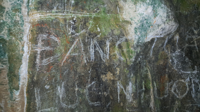 C&aacute;c v&aacute;ch đ&aacute; bị vẽ bậy nham nhở g&acirc;y mất mỹ quan v&agrave; sự t&ocirc;n nghi&ecirc;m của chốn linh thi&ecirc;ng.