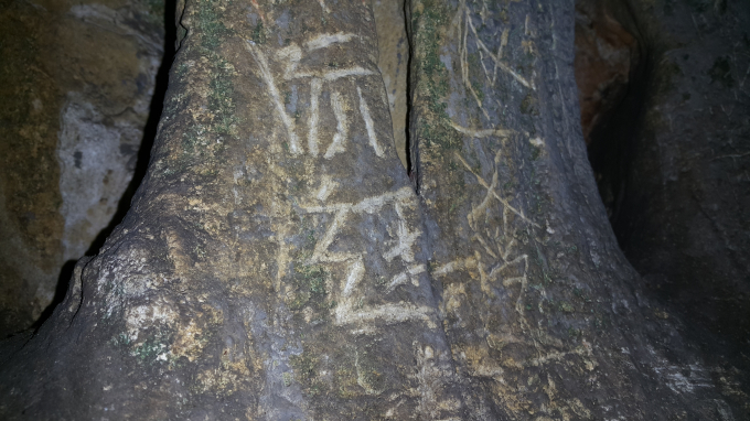 Thậm ch&iacute; một số kh&aacute;ch du lịch c&ograve;n &nbsp;d&ugrave;ng vật sắc nhon khắc chữ h&aacute;n l&ecirc;n v&aacute;ch đ&aacute;.