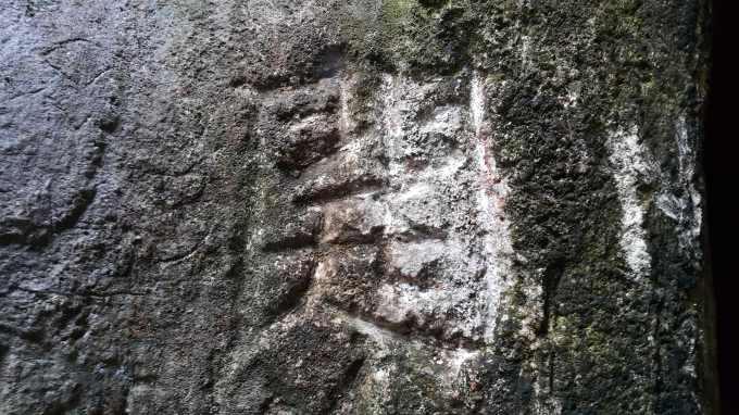 Chữ của bậc tiền nh&acirc;n để lại bị tẩy x&oacute;a l&agrave;m mất đi sự cổ k&iacute;nh, r&ecirc;u phong.