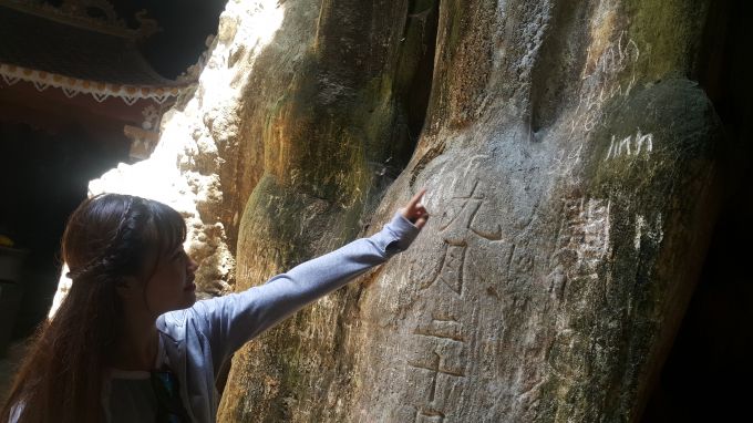 V&aacute;ch đ&aacute; bị vẽ bậy nham nhở, một số du kh&aacute;ch tỏ ra buồn ch&aacute;n v&agrave; v&ocirc; c&ugrave;ng bức x&uacute;c.